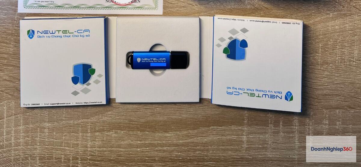 Token chữ ký số USB được bàn giao kèm hộp và tài liệu hướng dẫn của nhà cung cấp chứng thư số