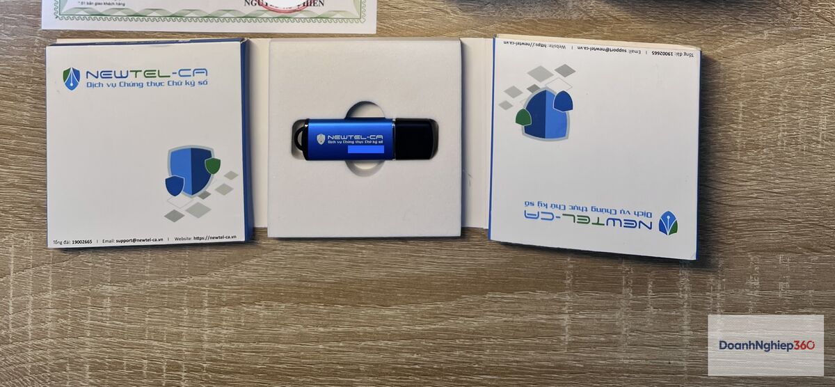 Token chữ ký số USB được bàn giao kèm hộp và tài liệu hướng dẫn của nhà cung cấp chứng thư số